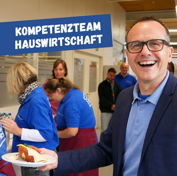 Geschäftsführer Stefan Wegner eröffnet das Komptenzteam Hauswirtschaft mit einem kleinen Festakt.
